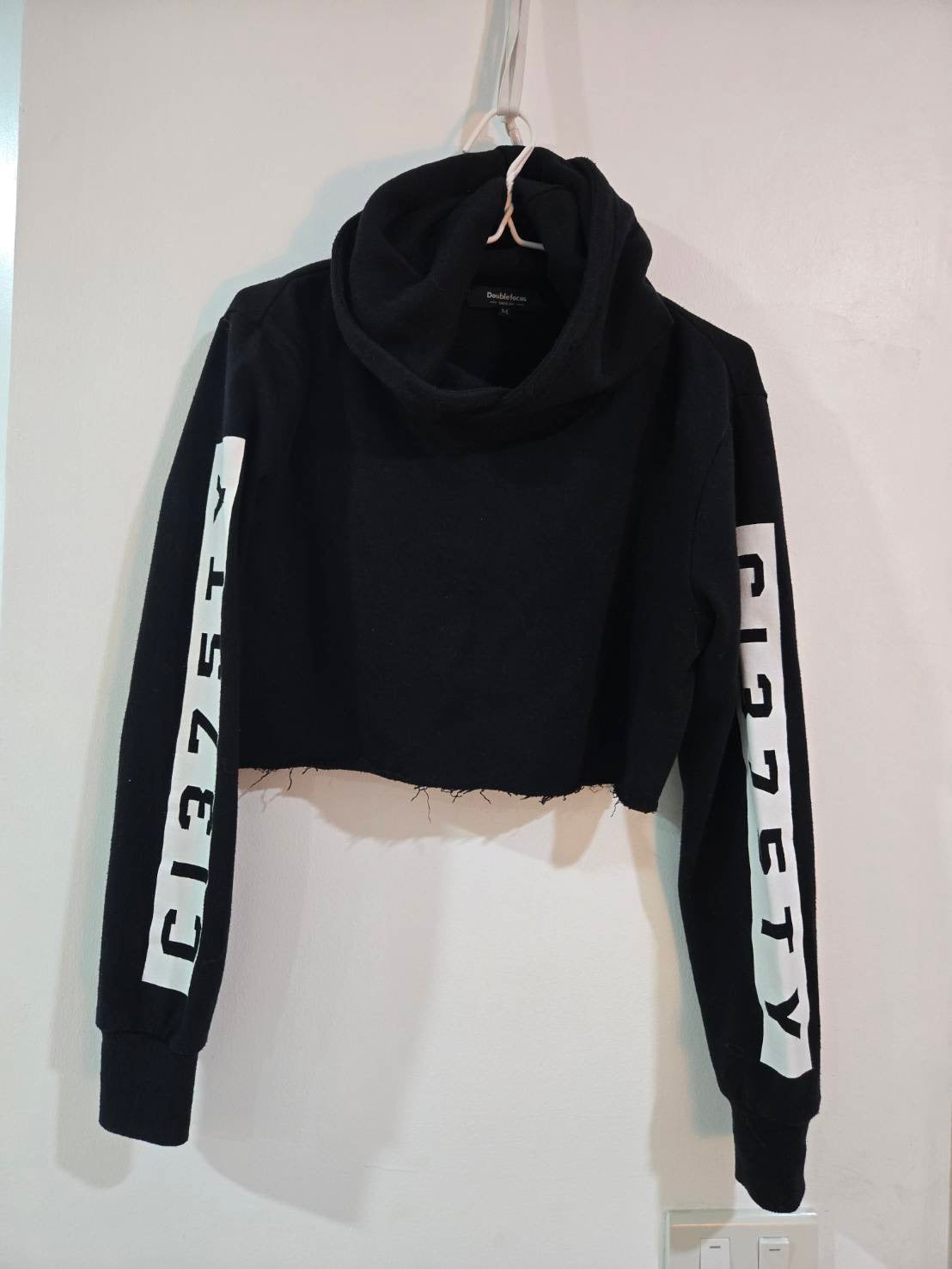 Cropped Hoodie — Black CI375TY Print — Doublefocus