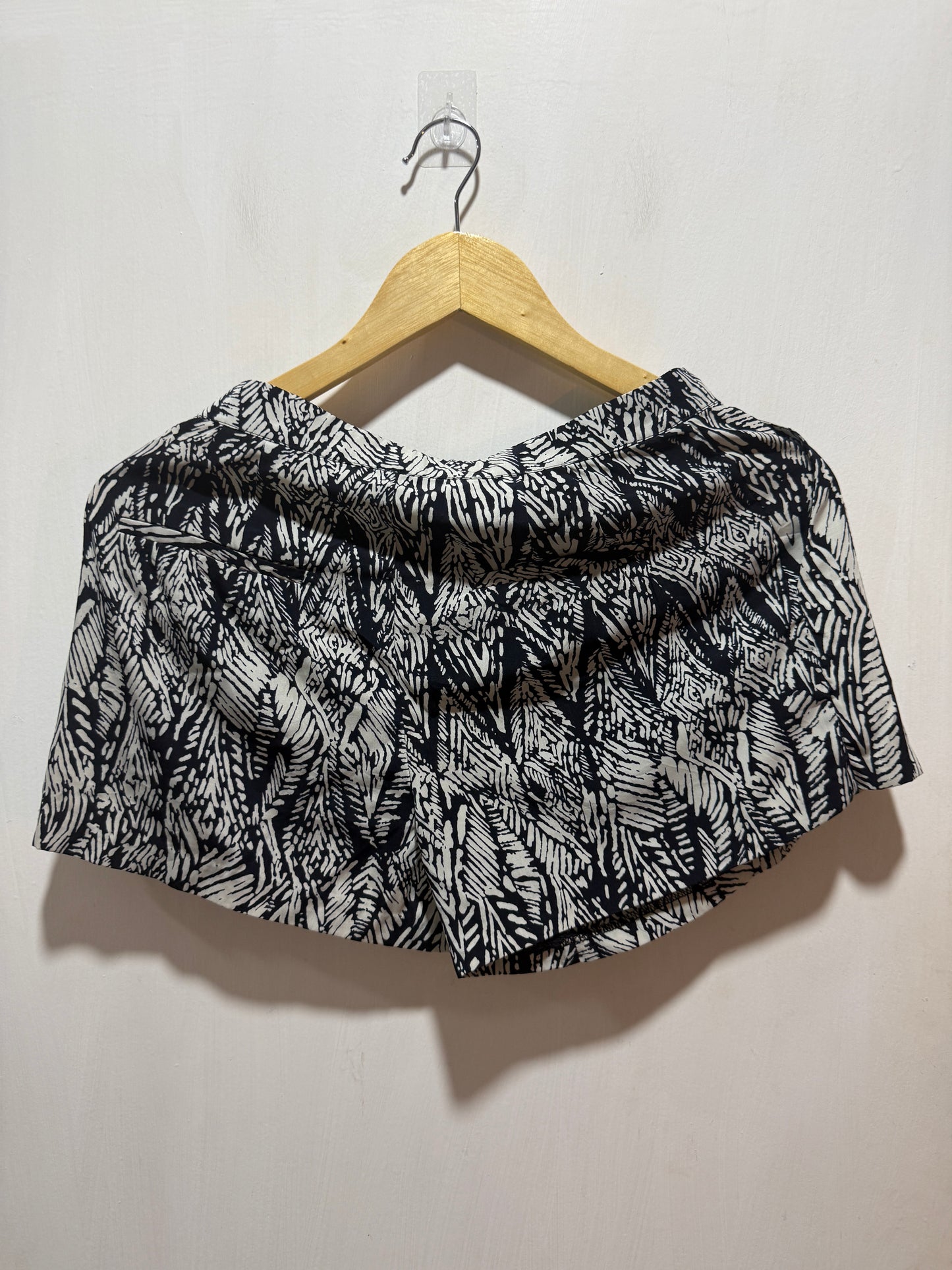 Forever 21 Black & White Abstract Pattern High-Waisted Shorts XS