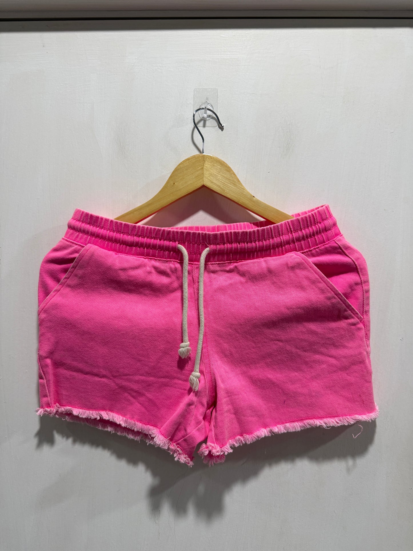 No Boundaries Bright Pink Frayed Hem Shorts S