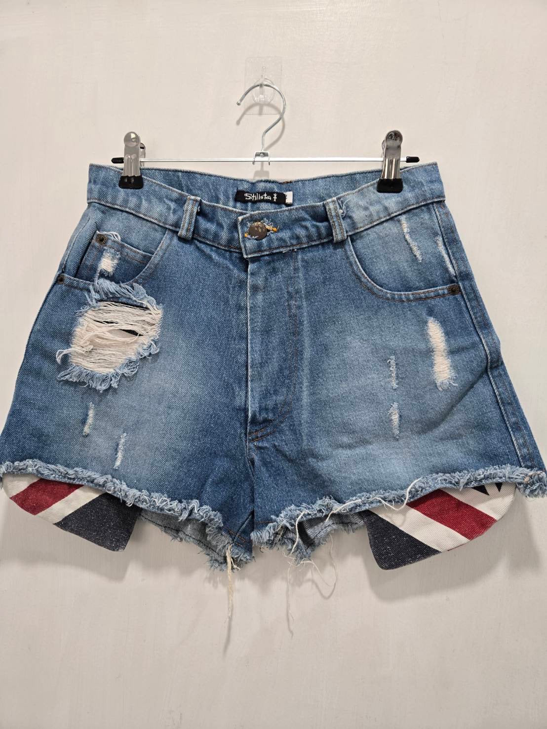 Blue Distressed Denim Shorts — Frayed Hem Striped Pocket Liners — Stilista