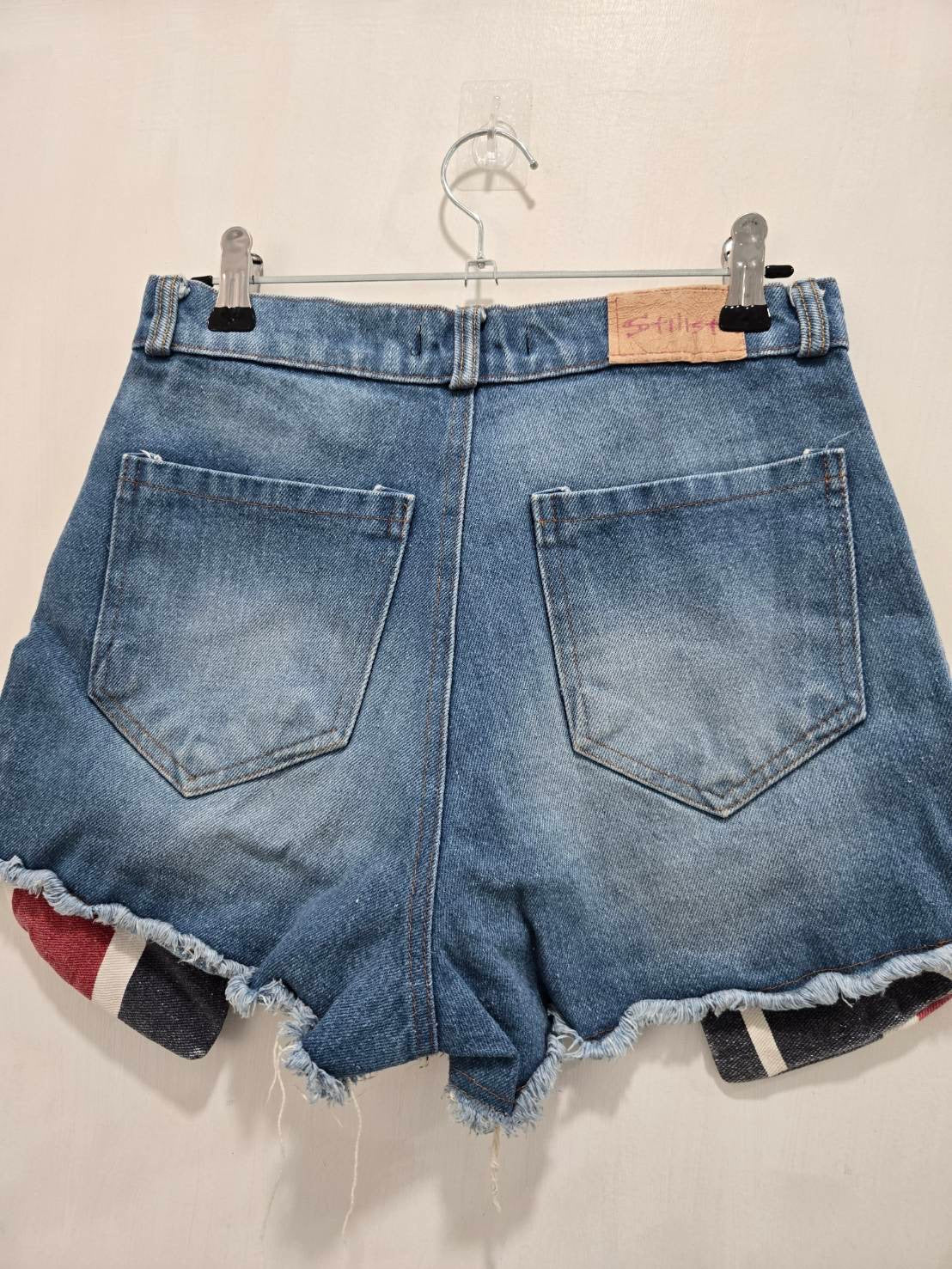 Blue Distressed Denim Shorts — Frayed Hem Striped Pocket Liners — Stilista