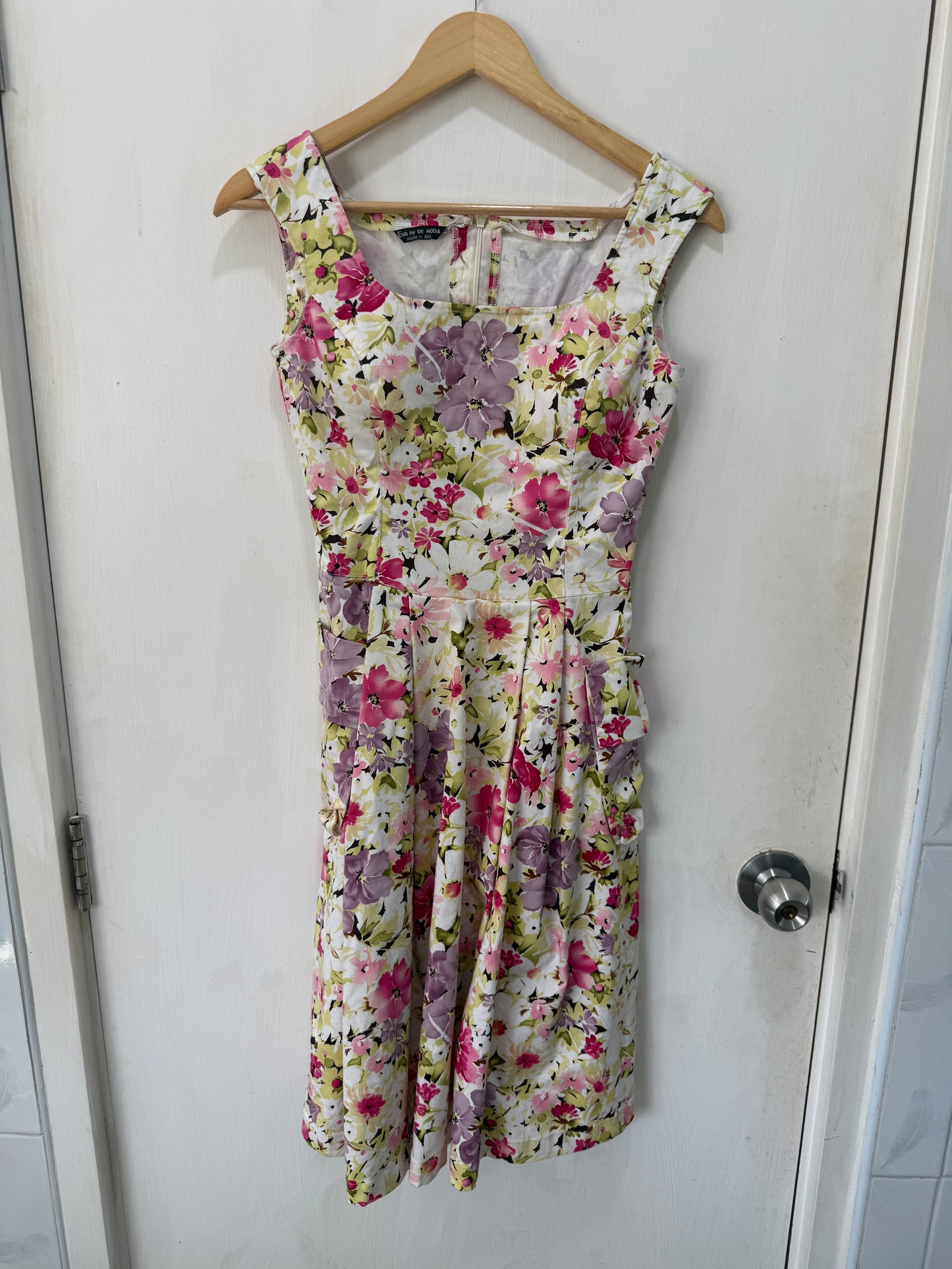 Vibrant Floral Print Sleeveless Midi Dress — Bold Botanical Bloom — Eva de Moda