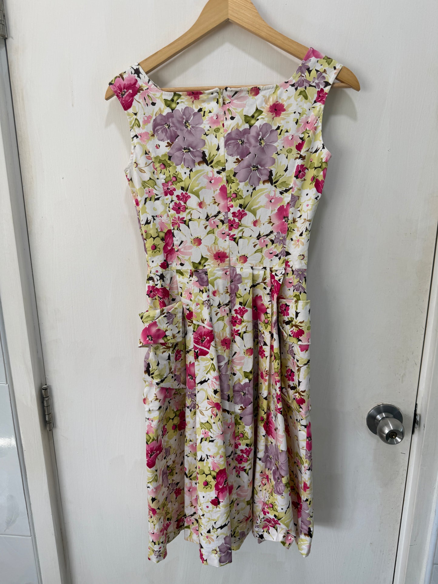 Vibrant Floral Print Sleeveless Midi Dress — Bold Botanical Bloom — Eva de Moda