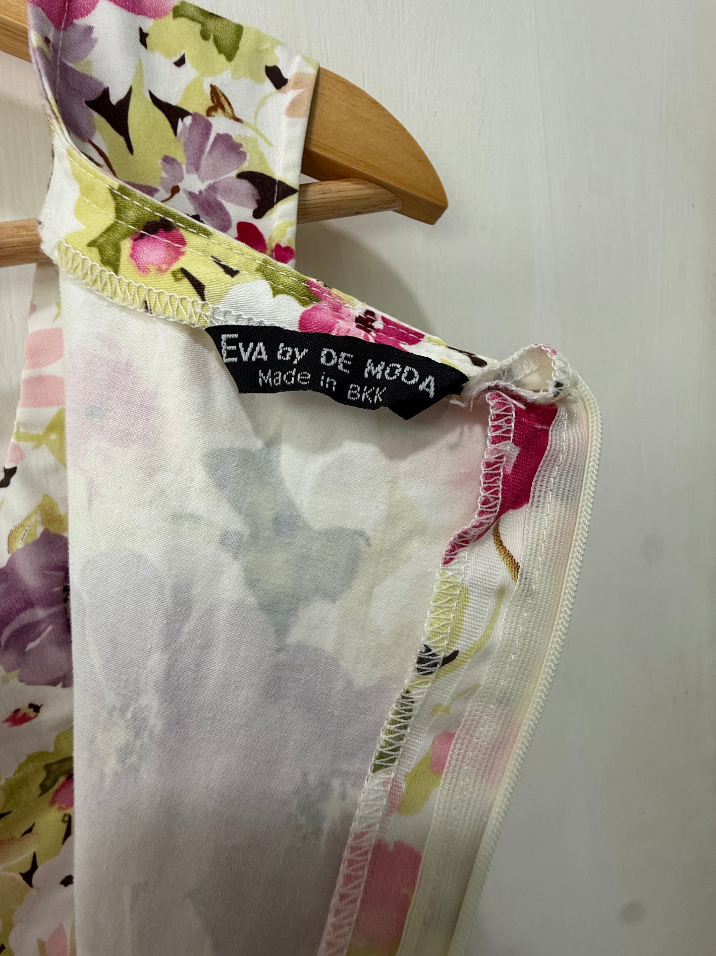 Vibrant Floral Print Sleeveless Midi Dress — Bold Botanical Bloom — Eva de Moda