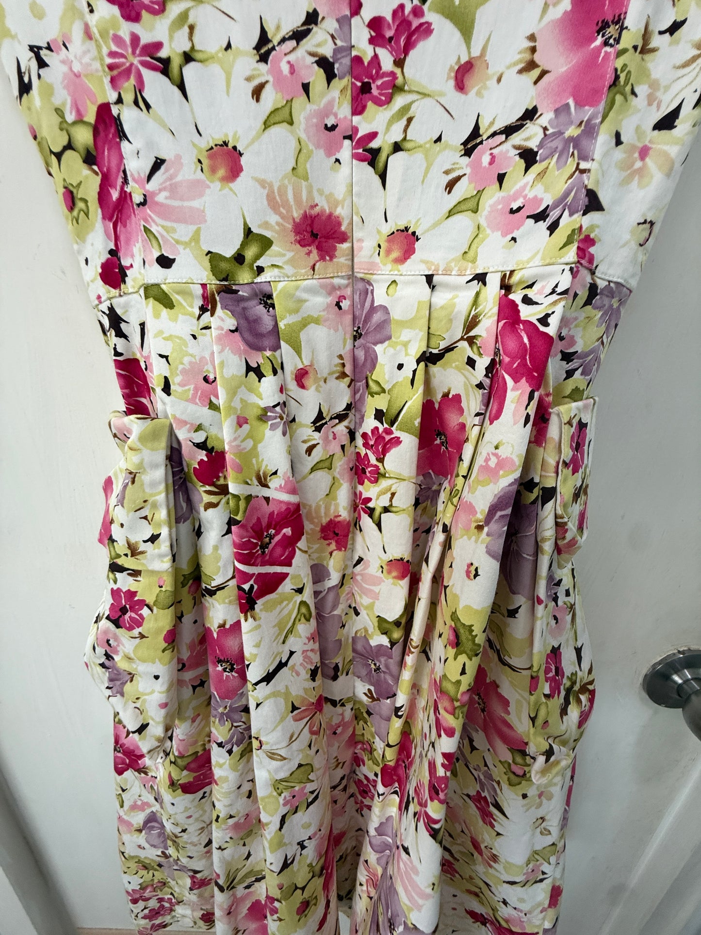 Vibrant Floral Print Sleeveless Midi Dress — Bold Botanical Bloom — Eva de Moda