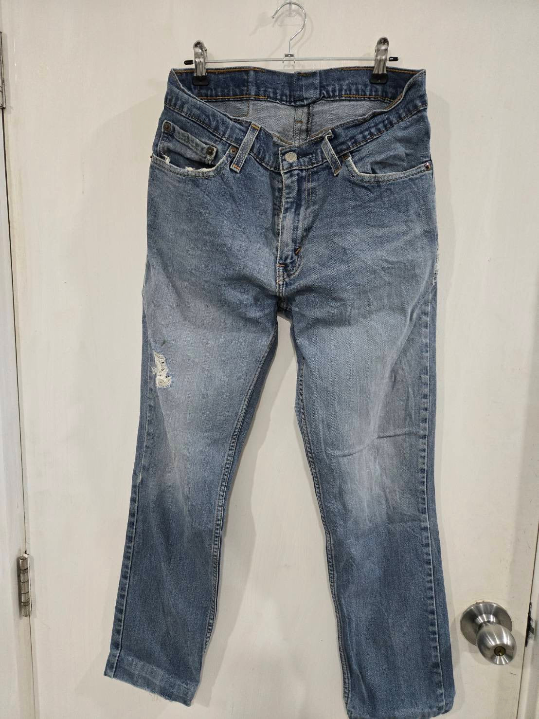 505 Straight Jeans — Medium Wash Vintage Distress — Levi's