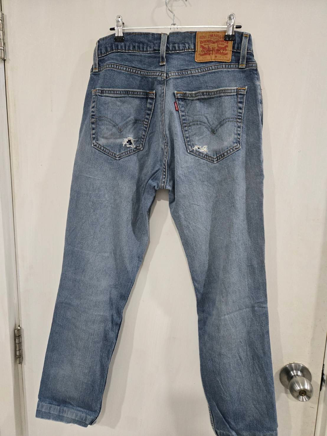 505 Straight Jeans — Medium Wash Vintage Distress — Levi's