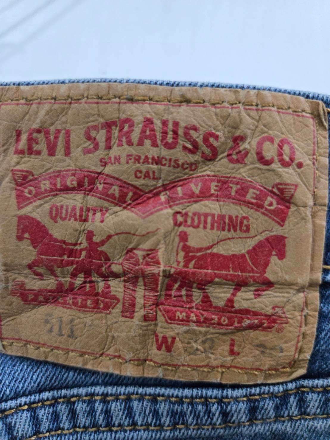 505 Straight Jeans — Medium Wash Vintage Distress — Levi's