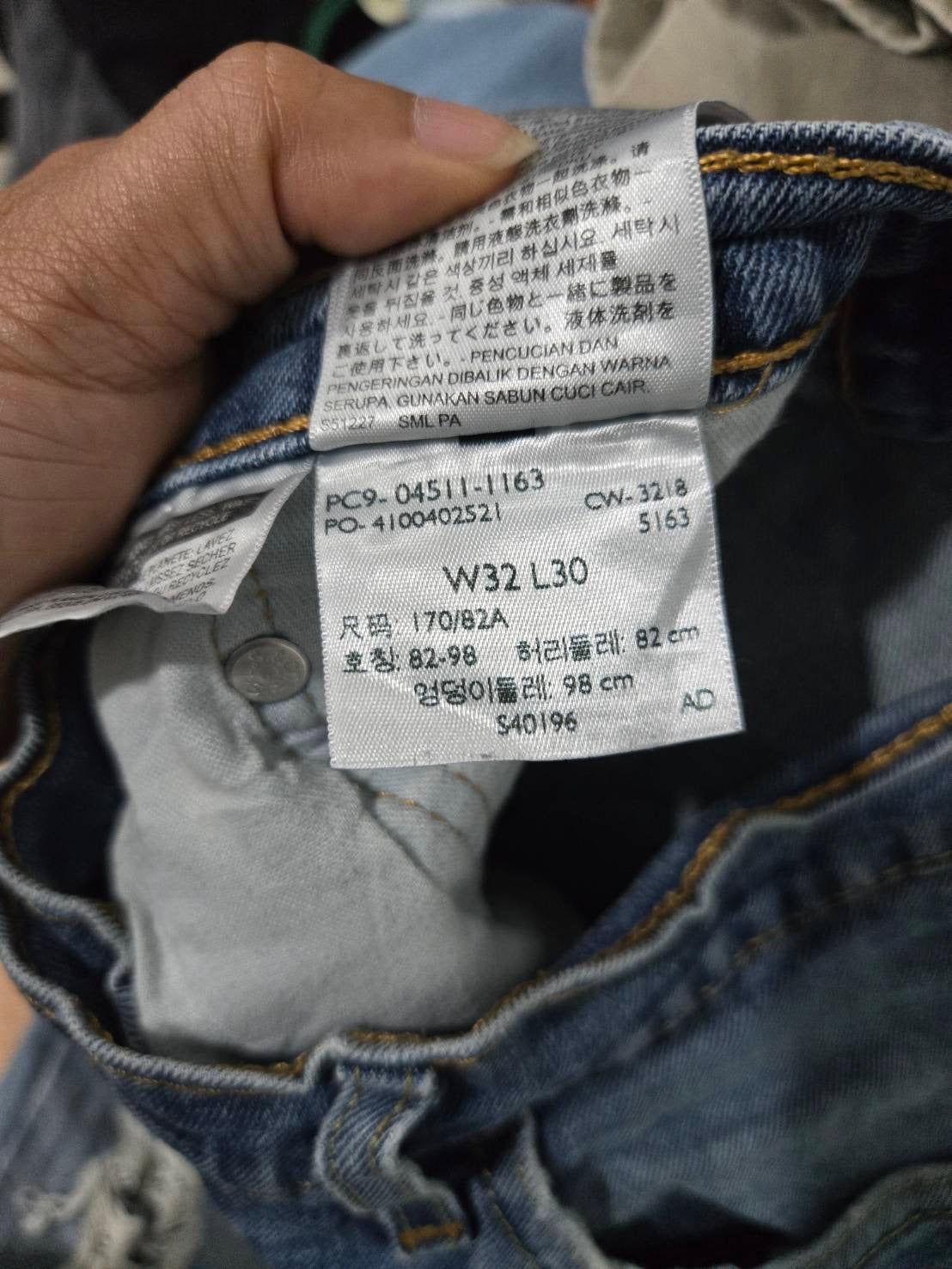 505 Straight Jeans — Medium Wash Vintage Distress — Levi's