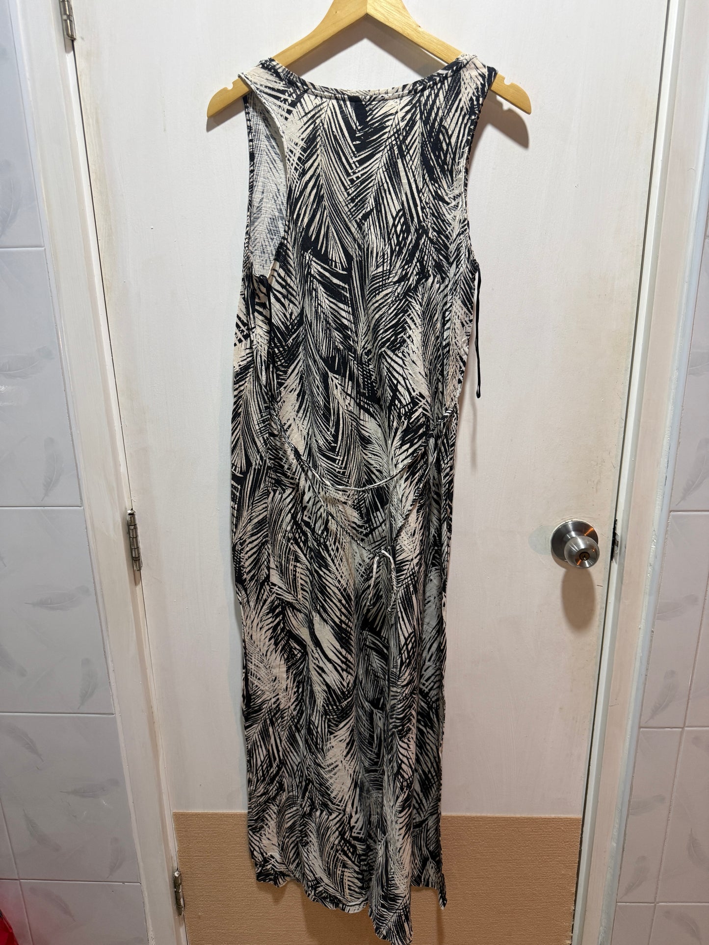 Black & White Palm Leaf Print Maxi Dress — Tropical Monochrome Drama — H&M